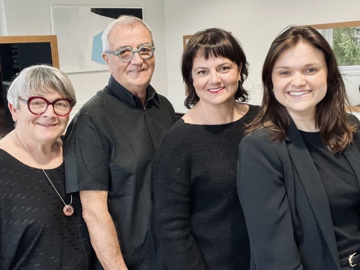 La famille Geinoz-Rody, quatre membres réunis dans le salon Alex Coiffure