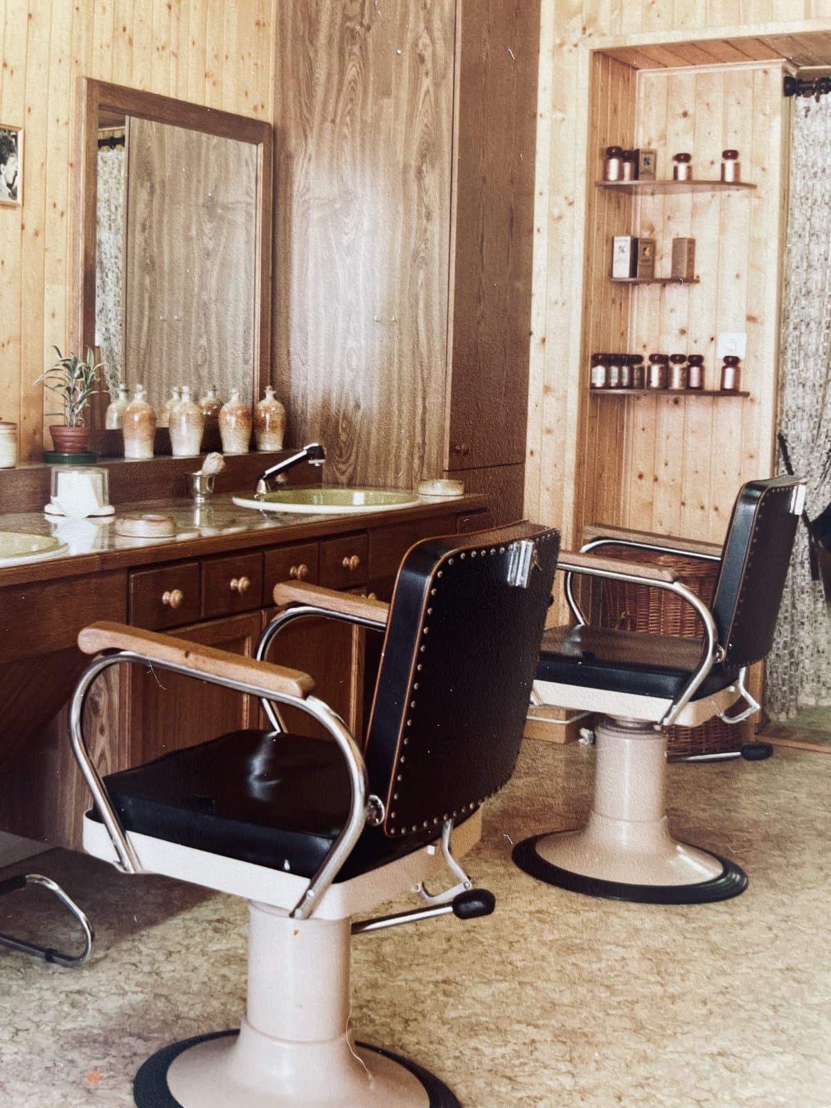 Le salon d'origine en 1967, fauteuils de barbier et boiseries d'époque