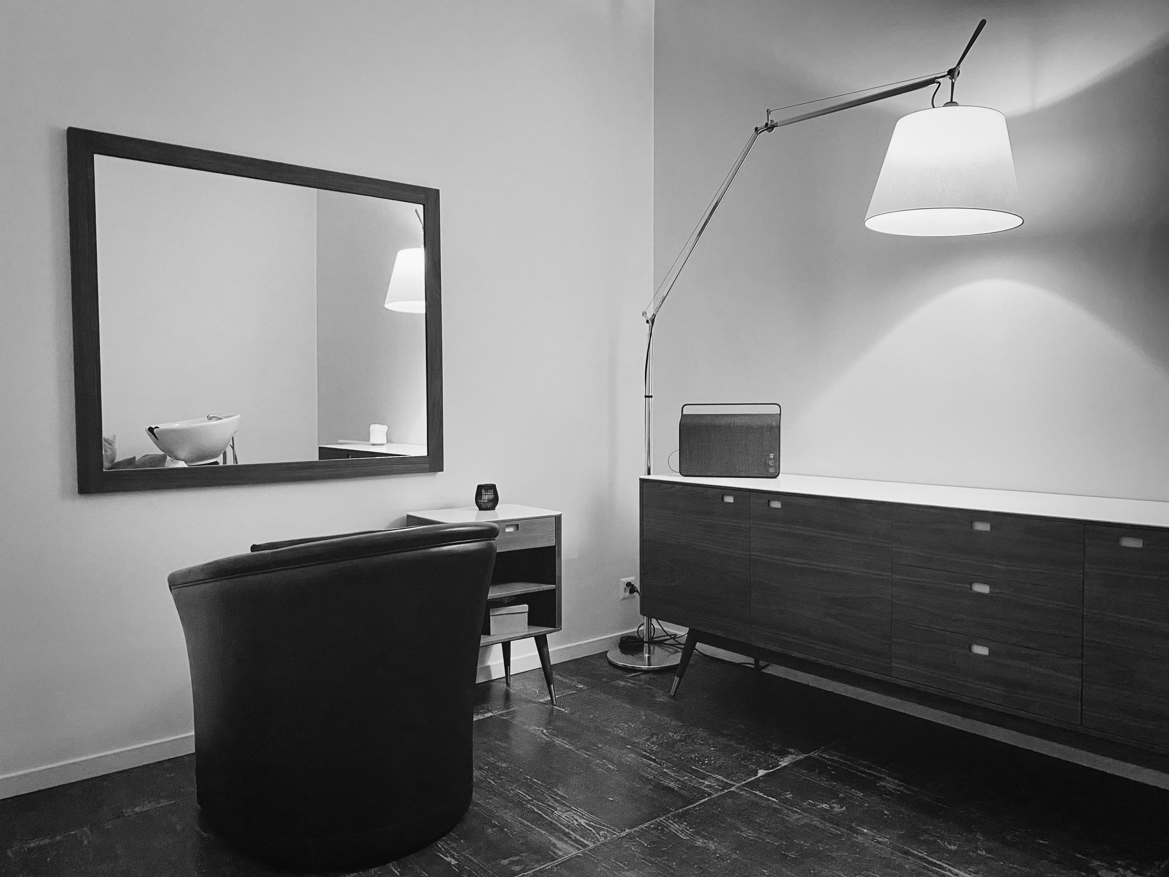 Espace de soin du salon Alex Coiffure, ambiance feutrée en noir et blanc